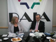 Silvana Giudici con las autoridades de la DAIA