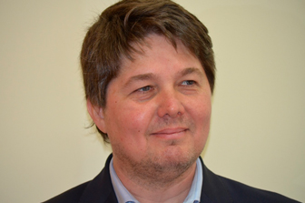 Guouman pide luces led sobre la senda peatonal por el uso del celular