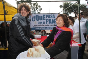 Lousteau \»vendió\» pan en la Feria de Mataderos