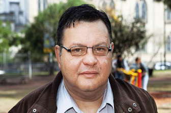 Un comunero atiende a los vecinos en las plazas